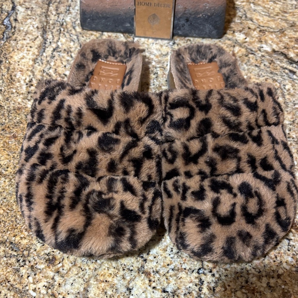 Billabong Leopard Print Fuzzy Slippers Size 6